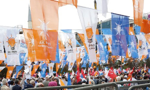 AKP election rally crowd 2015-small